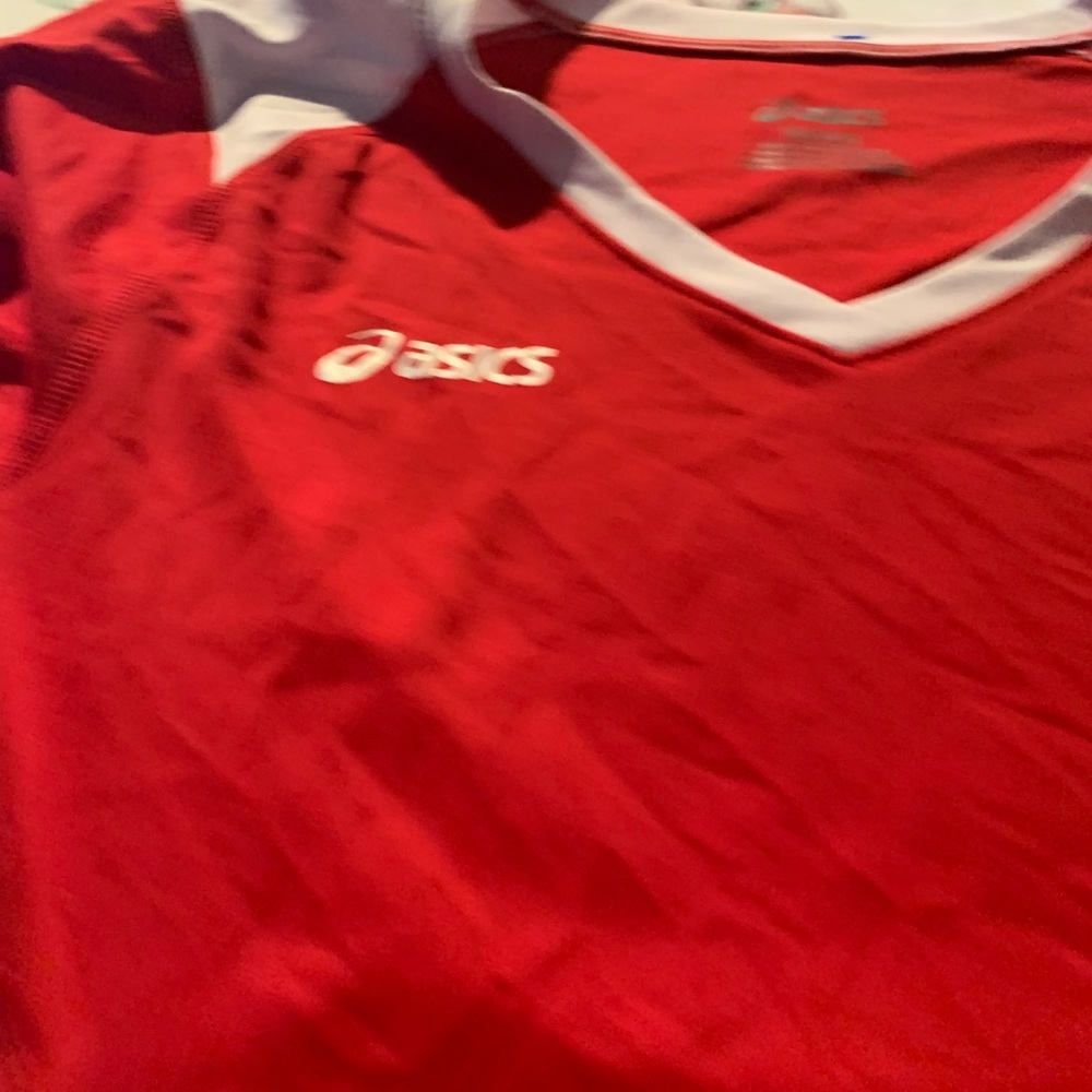 Oasis Red V-Neck Athletic Top with White Accents Size Medium - Picture 3 of 5